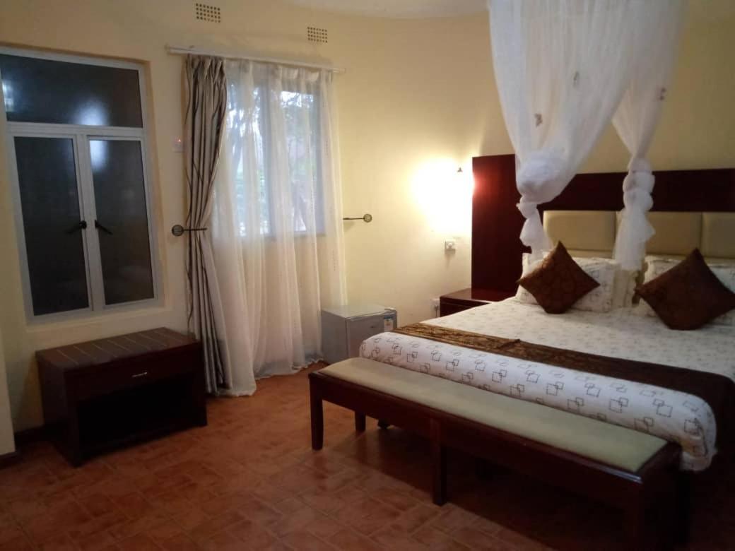 Chamba Valley Exotic Hotel Лусака Екстер'єр фото